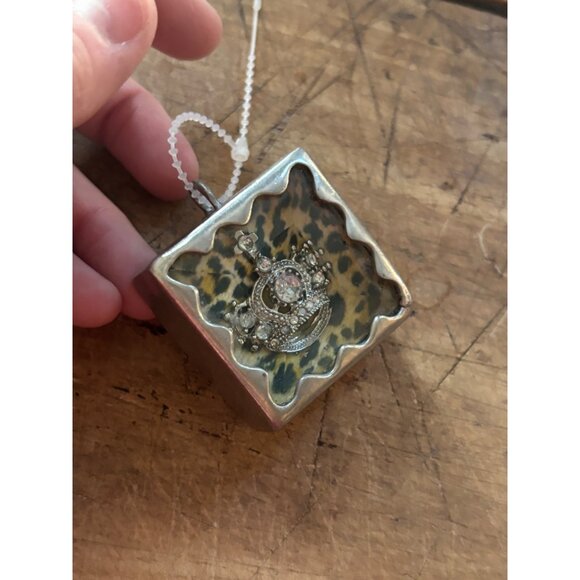 Jewel Kade Vintage Double-Sided Pendant With Crown & Fleur-De-Lis Designs Encase - Picture 4 of 5